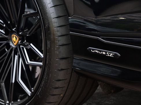 Used 2025 Lamborghini Urus SE AWD/4WD image 10