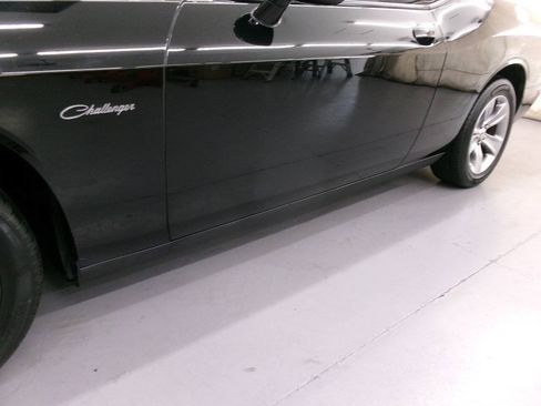 Used 2016 Dodge Challenger SXT RWD image 4