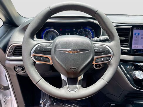 Used 2025 Chrysler Pacifica Select FWD image 11