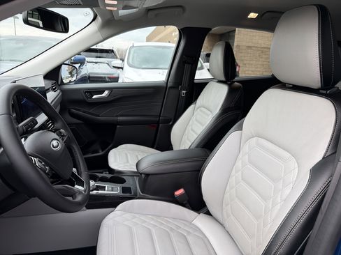 Used 2023 Ford Escape Platinum w/ Premium Technology Package image 9