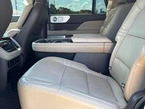 Used 2024 Lincoln Navigator Reserve AWD/4WD image 2