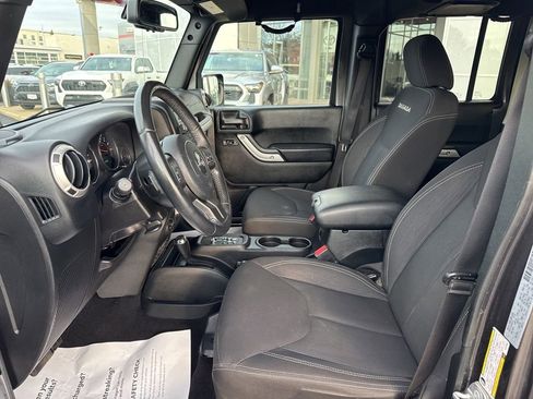 Used 2018 Jeep Wrangler Unlimited Sahara image 13