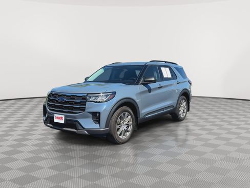 Used 2025 Ford Explorer Active w/ Active Comfort Package AWD/4WD image 4