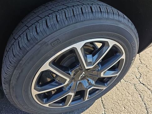 Used 2022 Chevrolet Suburban RST w/ Sport Performance Package image 22