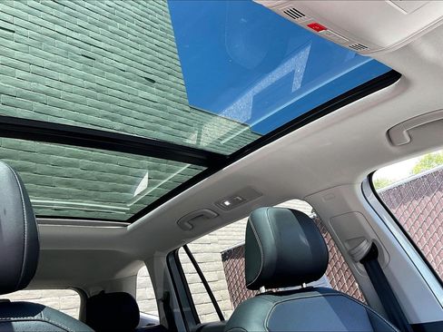 Certified 2023 Volkswagen Tiguan SE w/ Panoramic Sunroof Package FWD image 29