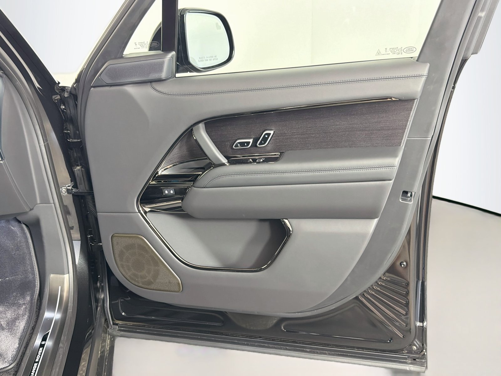 New 2026 Land Rover Range Rover SV AWD/4WD image 32