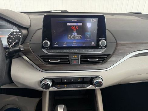 Used 2025 Nissan Altima 2.5 SV FWD image 4