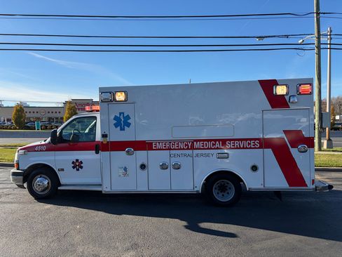 Used 2015 Chevrolet Express 4500 4500 Van 159 Diesel w/ Ambulance Package image 10