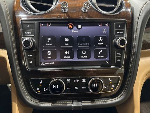 Used 2017 Bentley Bentayga image 74
