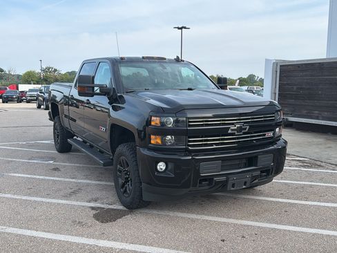 Used 2017 Chevrolet Silverado 2500 LT w/ Midnight Edition AWD/4WD image 8