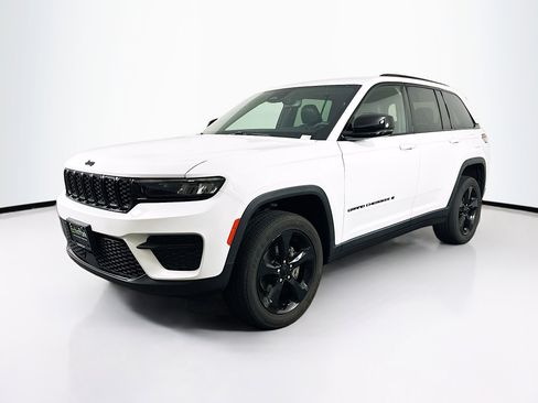 Used 2023 Jeep Grand Cherokee Altitude AWD/4WD image 3