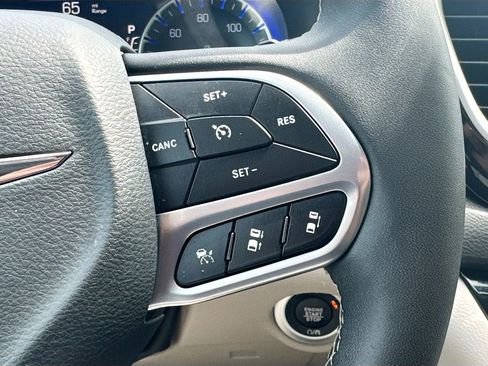 Used 2024 Chrysler Pacifica Touring-L image 12