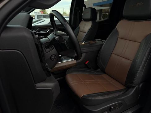 Used 2023 Chevrolet Silverado 1500 High Country w/ Technology Package AWD/4WD image 13