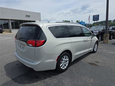 Used 2020 Chrysler Pacifica Touring-L FWD image 3