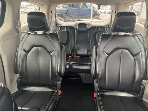 Used 2023 Chrysler Pacifica Touring-L FWD image 27