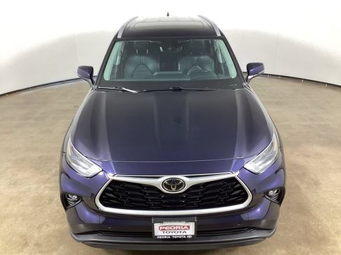 Used 2022 Toyota Highlander XLE AWD/4WD image 4