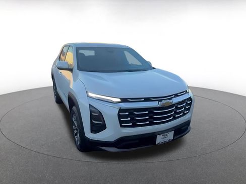Used 2025 Chevrolet Equinox LT AWD/4WD image 3