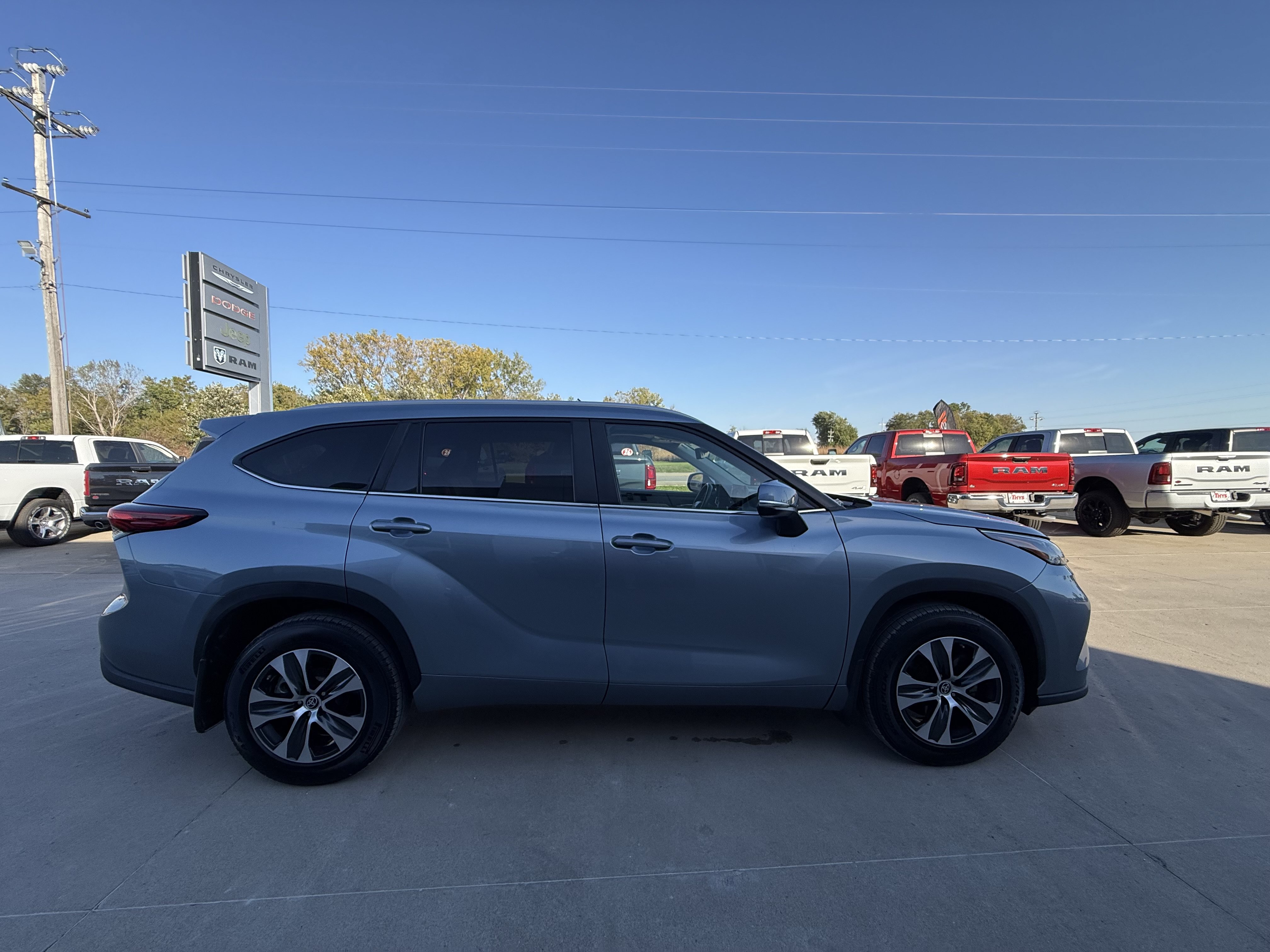 Used 2023 Toyota Highlander XLE AWD/4WD image 34