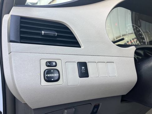 Used 2014 Toyota Sienna LE image 10