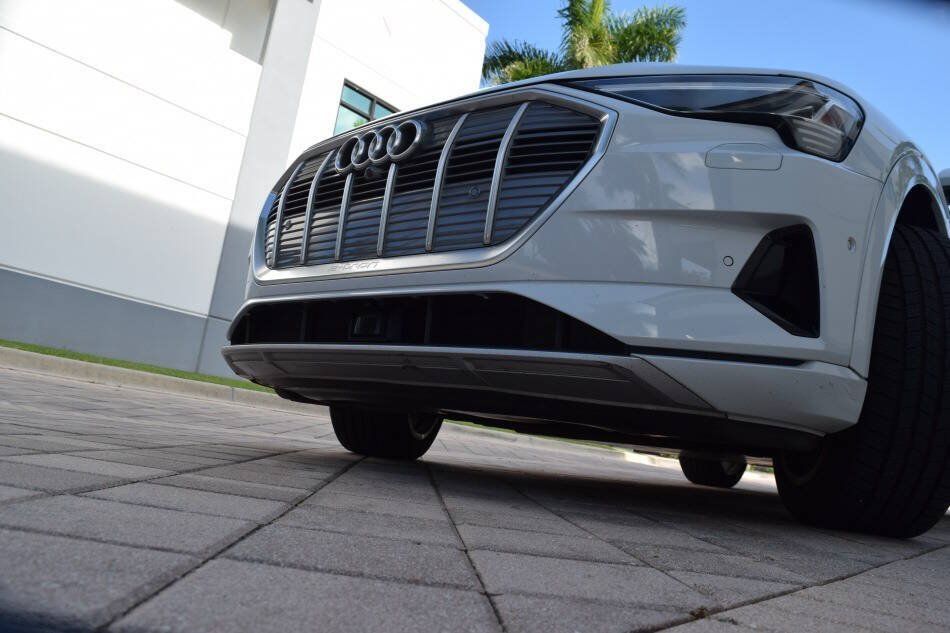 Used 2019 Audi e-tron Prestige w/ Prestige Package AWD/4WD image 14