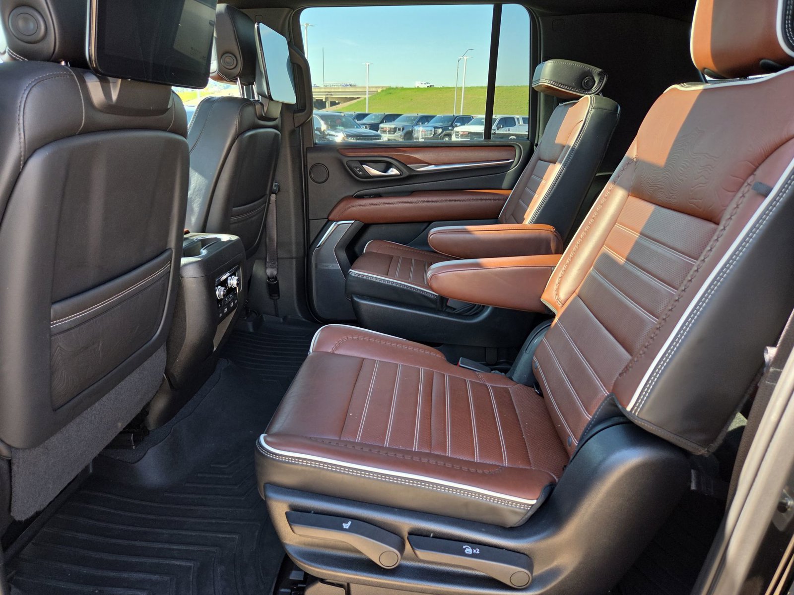 Used 2023 GMC Yukon XL Denali Ultimate AWD/4WD image 26