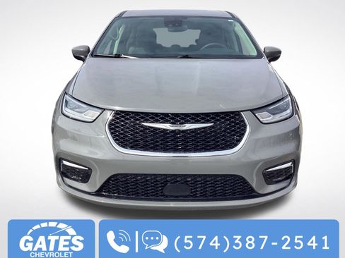 Used 2023 Chrysler Pacifica Touring-L image 2