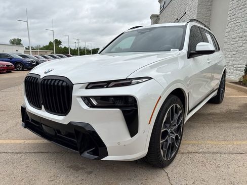 Used 2024 BMW X7 M50i AWD/4WD image 3