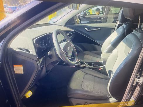 Used 2023 Kia Niro Wind FWD image 6