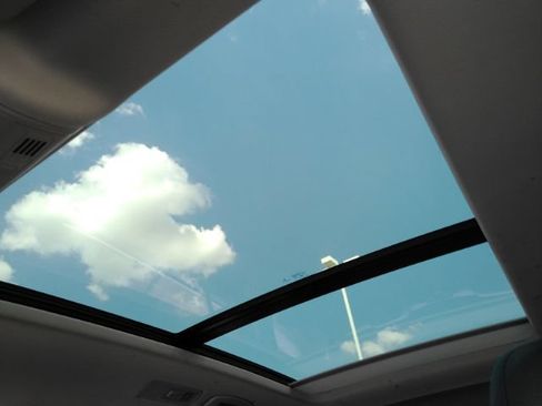 Used 2022 Volkswagen Tiguan SE w/ Panoramic Sunroof Package FWD image 7