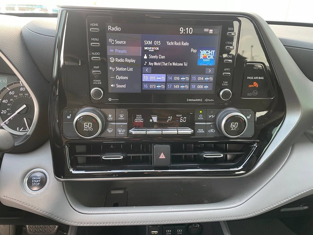 Used 2021 Toyota Highlander XLE AWD/4WD image 17