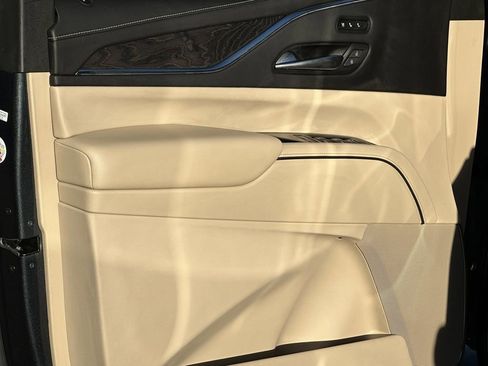 Used 2022 Cadillac Escalade Premium Luxury image 11
