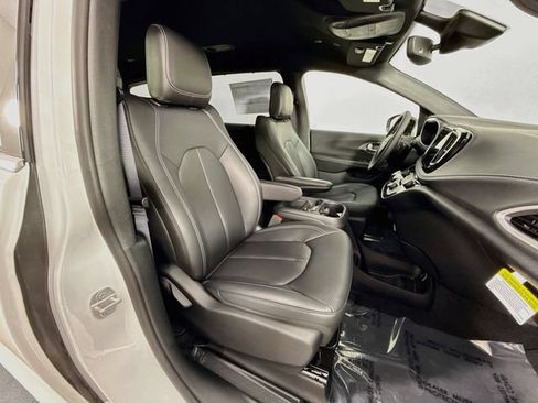 New 2027 Chrysler Pacifica Select FWD image 28