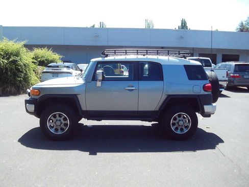 Used 2011 Toyota FJ Cruiser 4WD w/ Convenience Pkg image 2