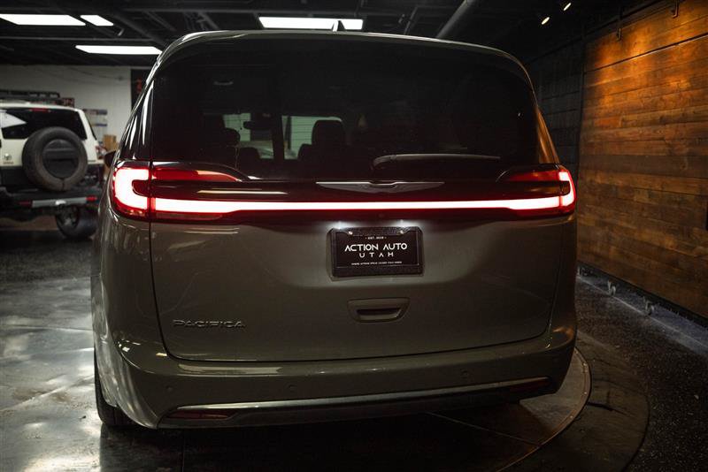 Used 2023 Chrysler Pacifica Touring-L FWD image 6