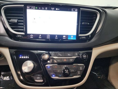 Used 2024 Chrysler Pacifica Touring-L FWD image 18