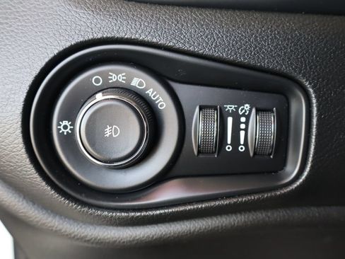 Used 2019 Jeep Renegade Latitude FWD image 21