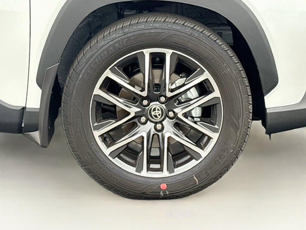 Used 2026 Toyota Corolla Cross XLE w/ Convenience Package FWD image 32