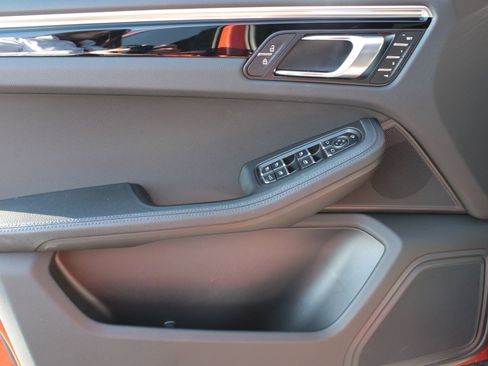 Used 2023 Porsche Macan image 13