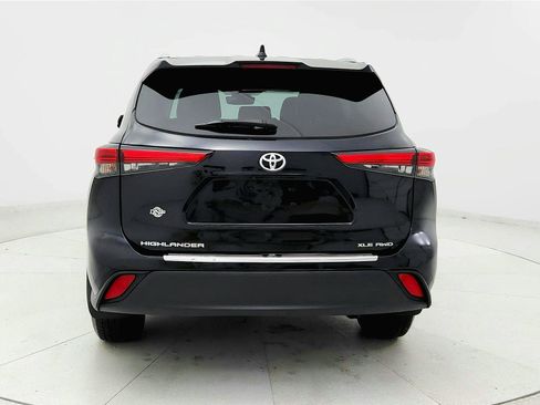 Used 2020 Toyota Highlander XLE AWD/4WD image 4
