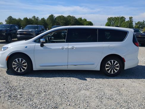Used 2023 Chrysler Pacifica Limited FWD image 7