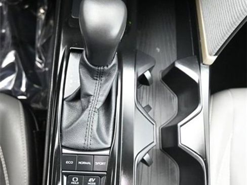 Used 2025 Toyota Camry SE w/ Convenience Package image 19