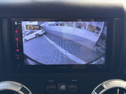 Used 2015 Jeep Wrangler Unlimited Rubicon w/ Dual Top Group AWD/4WD image 39