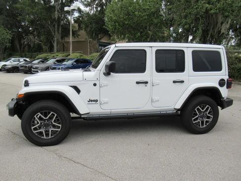 Used 2025 Jeep Wrangler Unlimited Sahara w/ Technology Group AWD/4WD image 5