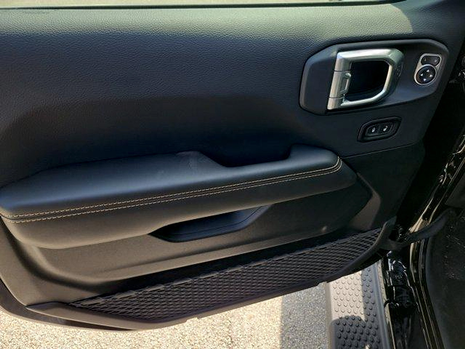 New 2026 Jeep Wrangler Unlimited Sahara AWD/4WD image 12