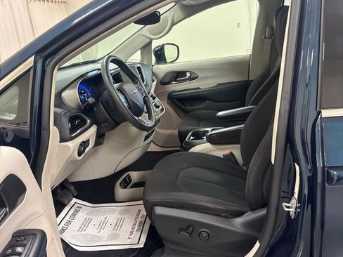 Used 2021 Chrysler Pacifica Touring FWD image 11