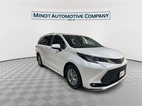 Used 2025 Toyota Sienna XLE w/ XLE Plus Package AWD/4WD image 2