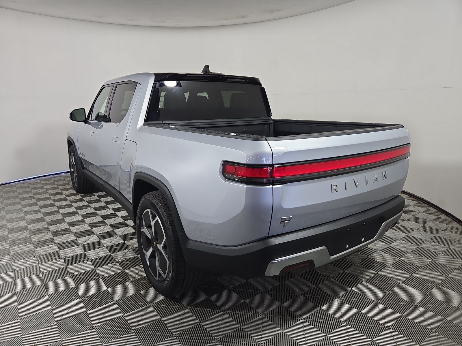 Used 2024 Rivian R1T Adventure Dual AWD/4WD image 3