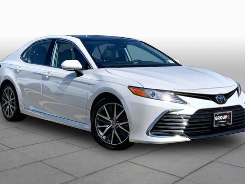 Used 2023 Toyota Camry XLE w/ Navigation Package FWD image 3