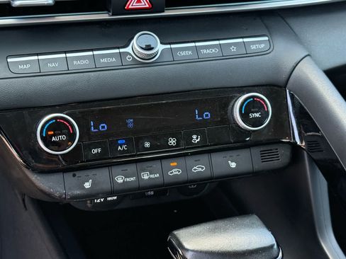 Used 2024 Hyundai Elantra Limited FWD image 23