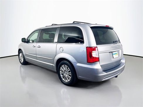 Used 2016 Chrysler Town & Country Touring-L image 6